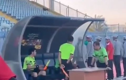 Επικό σκηνικό στην Αίγυπτο: Διαιτητής ακύρωσε γκολ αφού τον «έσωσε» από γκάφα οπαδός με το κινητό του! (vid)